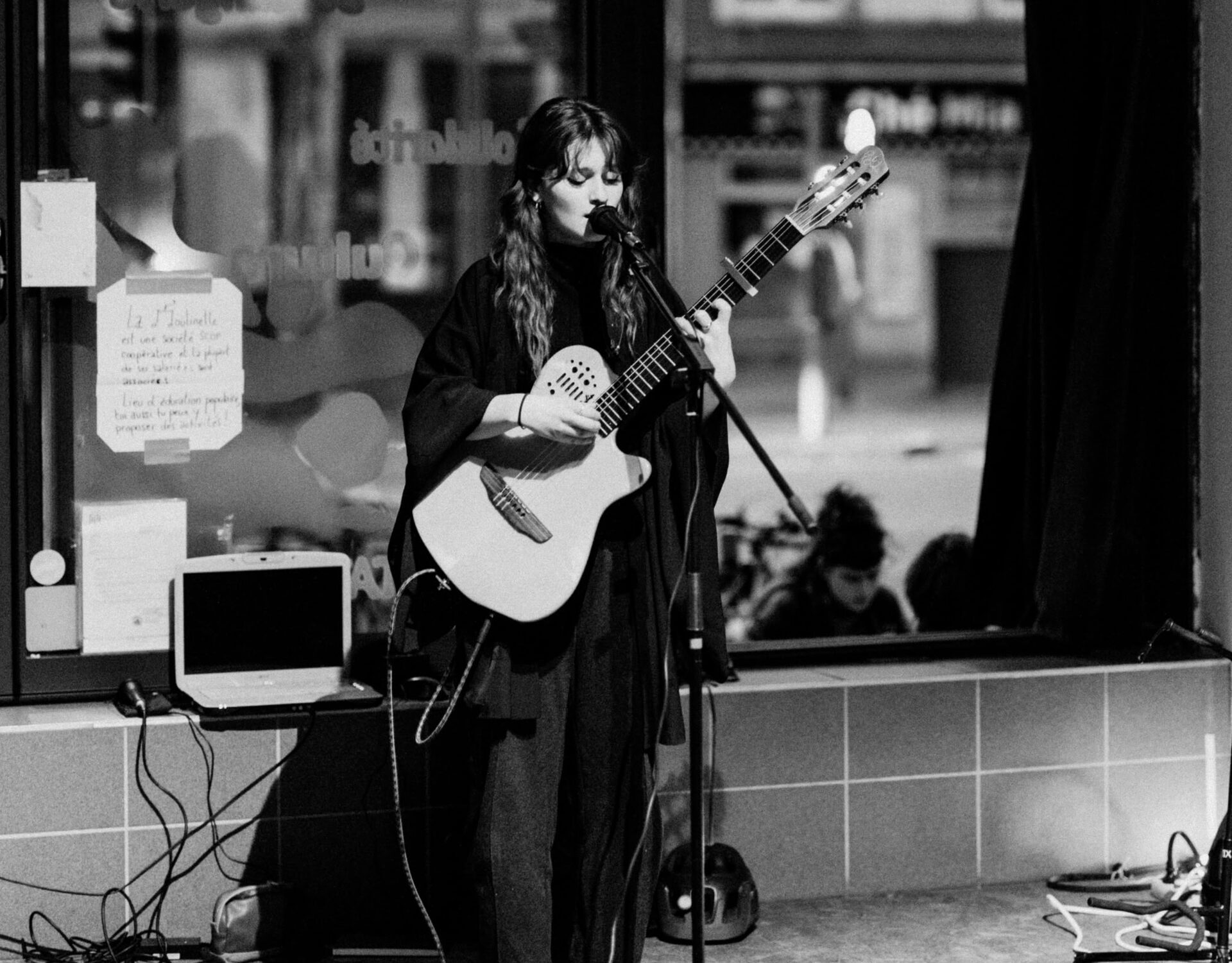 Agnès - La Moulinette, Lille — Concert d'Agnès à La Moulinette (Lille). Performance folk et indie capturée dans l'intimité de cette salle emblématique du Nord de la France.